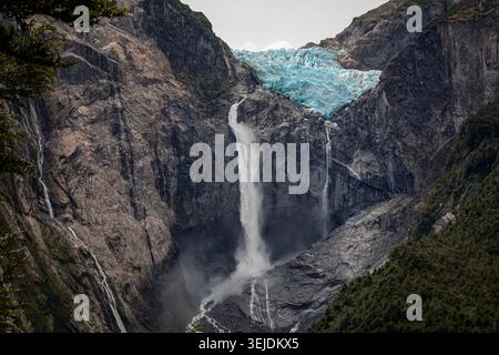 Majestätischer Wasserfall fällt von einem blauen Gletscher Stockfoto