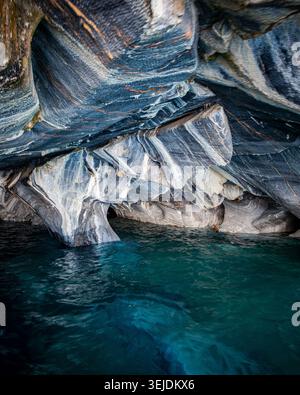 In den wunderschönen blauen Marmor Meereshöhlen Stockfoto