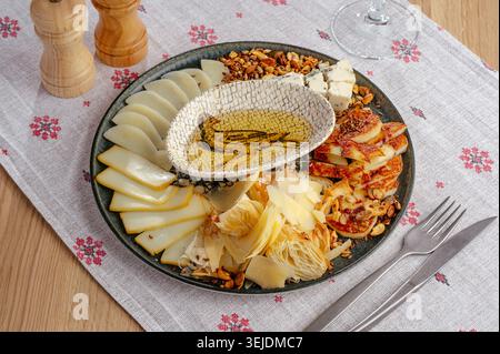 Gourmet-Käseplatte mit Honig und Nüssen Stockfoto