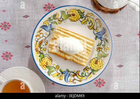 Überkopfansicht eines Schichtkuchen auf einer kunstvollen Platte Stockfoto
