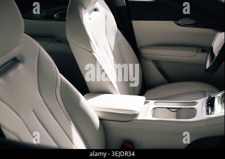 Vordersitze und Armlehne dazwischen. Hochwertige Fotos Stockfoto