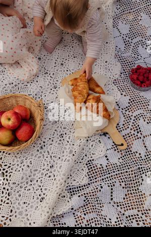 Ein entspanntes Familienpicknick im Wald an einem sonnigen Tag Stockfoto