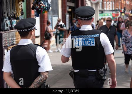 Zwei Metropolitan Polizisten auf der Straße von London, Großbritannien Stockfoto