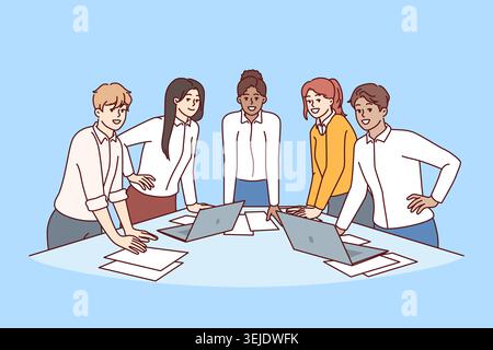 Team verschiedene Geschäftsleute stehen mit Papieren und Laptops am Tisch und diskutieren über das Unternehmensmarketing Stockfoto