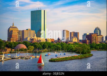 Sonnenuntergang über der Skyline von Boston Back Bay mit Segelbooten auf dem Charles River Stockfoto
