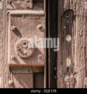 Altes Türschloss an Holztüren Stockfoto