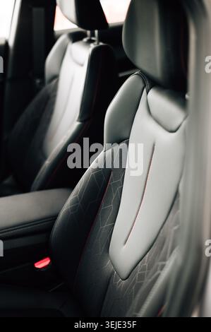 Vordersitze und Armlehne dazwischen. Hochwertige Fotos Stockfoto