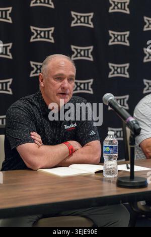 Frisco, TX USA: Texas Tech Red Raiders Football-Cheftrainer Joey McGuire liest eine Aussage über Quarterback Brendan Sorsby (2) vor den Medien während der Big 12 Spring Business Meetings am Donnerstag, den 28. Mai 2026 im Omni PGA Frisco. (Tony Haas/Image of Sport) Stockfoto