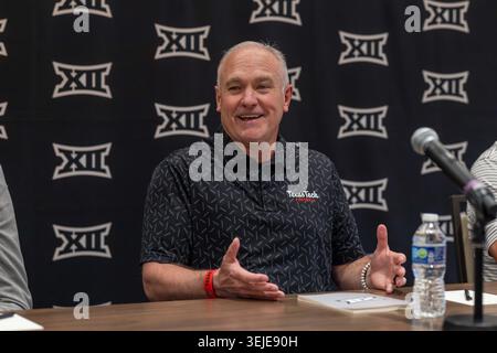 Frisco, TX USA: Texas Tech Red Raiders Football-Cheftrainer Joey McGuire spricht bei den Big 12 Spring Business Meetings am Donnerstag, 28. Mai 2026 im Omni PGA Frisco vor den Medien. (Tony Haas/Image of Sport) Stockfoto