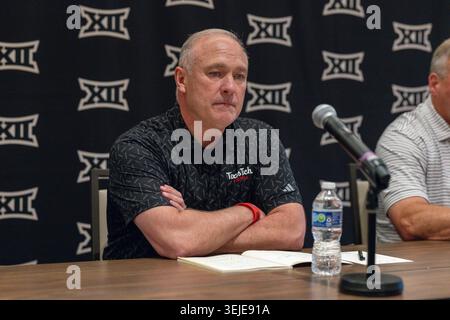 Frisco, TX USA: Texas Tech Red Raiders Football-Cheftrainer Joey McGuire liest eine Aussage über Quarterback Brendan Sorsby (2) vor den Medien während der Big 12 Spring Business Meetings am Donnerstag, den 28. Mai 2026 im Omni PGA Frisco. (Tony Haas/Image of Sport) Stockfoto