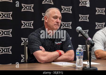 Frisco, TX USA: Texas Tech Red Raiders Football-Cheftrainer Joey McGuire spricht bei den Big 12 Spring Business Meetings am Donnerstag, 28. Mai 2026 im Omni PGA Frisco vor den Medien. (Tony Haas/Image of Sport) Stockfoto