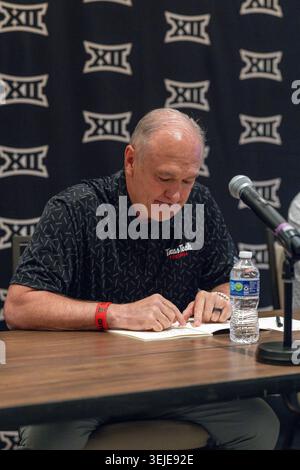 Frisco, TX USA: Texas Tech Red Raiders Football-Cheftrainer Joey McGuire liest eine Aussage über Quarterback Brendan Sorsby (2) vor den Medien während der Big 12 Spring Business Meetings am Donnerstag, den 28. Mai 2026 im Omni PGA Frisco. (Tony Haas/Image of Sport) Stockfoto
