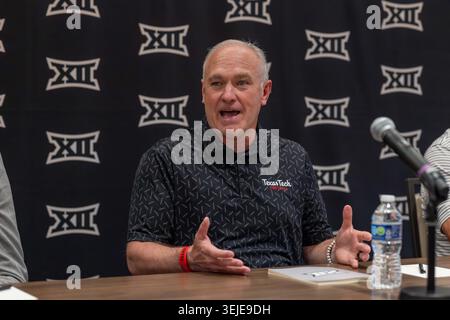 Frisco, TX USA: Texas Tech Red Raiders Football-Cheftrainer Joey McGuire spricht bei den Big 12 Spring Business Meetings am Donnerstag, 28. Mai 2026 im Omni PGA Frisco vor den Medien. (Tony Haas/Image of Sport) Stockfoto