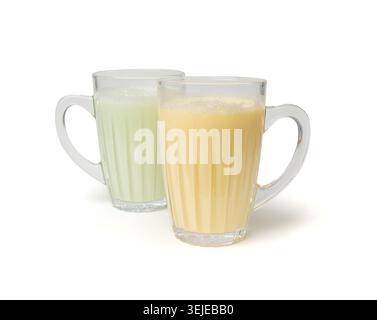 Vanille- und Minzmilchshake im Glas. Milchshake isoliert auf weißem Hintergrund, Molkenprotein Smoothie, cremige gesunde Mandelmilch mit Früchten gemischt Stockfoto