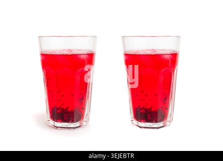 Hibiskus-Tee in Glasbecher isoliert, trockenes Rosengetränk, kalter Frucht-Roter Tee, Iced Karkade in transparenter Tasse, heißes Kräutergetränk, Roselle Hibiskus-Tee auf WHI Stockfoto