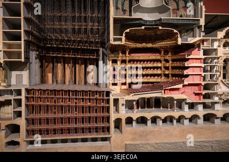 Paris, Frankreich - 8. November 24: Querschnitt eines architektonischen Modells mit Opernsaal, Bühnenmaschinerie und Backstage-Struktur, fotografiert im Stockfoto