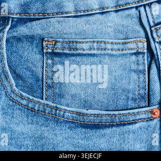 Nahaufnahme einer blauen Jeans aus Denim mit einer Ecke der Vordertasche mit markanten orangefarbenen Nähten Stockfoto