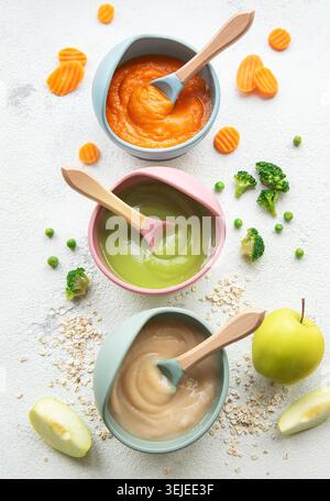 Gesunde Babynahrung in Schüsseln Stockfoto