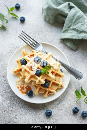 Frisch gebackene Waffeln mit frischen Blaubeeren Stockfoto