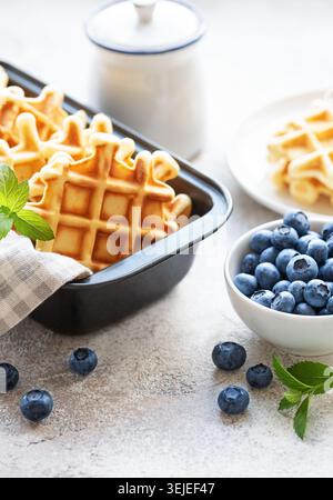 Frisch gebackene Waffeln mit frischen Blaubeeren Stockfoto