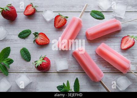 Erdbeereis Eis Eis Eis Eis Eis Eis Eis Eis Eis Stockfoto