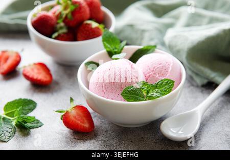 Hausgemachtes Erdbeereis mit frischen Erdbeeren Stockfoto