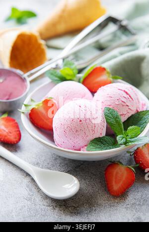Hausgemachtes Erdbeereis mit frischen Erdbeeren Stockfoto