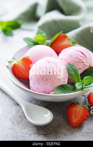 Hausgemachtes Erdbeereis mit frischen Erdbeeren Stockfoto