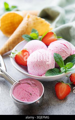 Hausgemachtes Erdbeereis mit frischen Erdbeeren Stockfoto