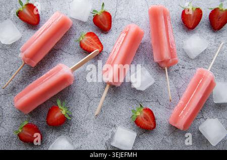 Erdbeereis Eis Eis Eis Eis Eis Eis Eis Eis Eis Stockfoto