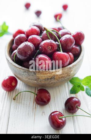 Frische rote Kirschen in einer Schüssel Stockfoto
