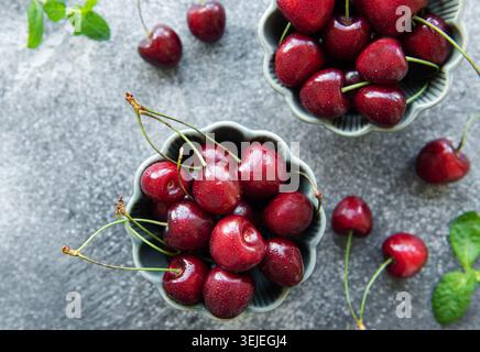 Frische rote Kirschen in einer Schüssel Stockfoto