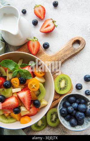 Gesunder frischer Obstsalat in einer Schüssel Stockfoto