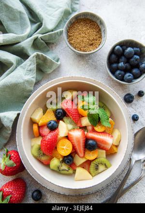 Gesunder frischer Obstsalat in einer Schüssel Stockfoto