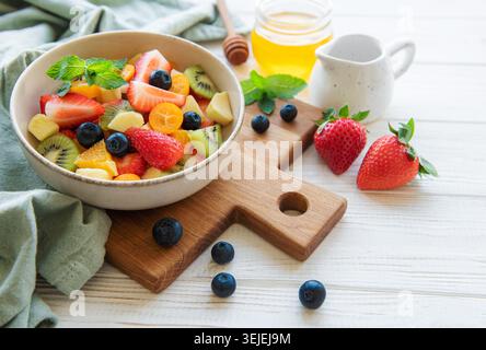 Gesunder frischer Obstsalat in einer Schüssel Stockfoto