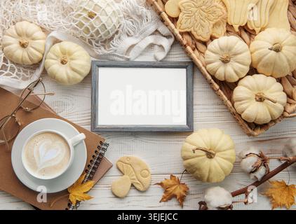 Herbstkomposition. Gemütliche Atmosphäre mit Keksen, trockenen Blättern, dekorativen Kürbissen und Strickpullover. Leerzeichen für Text. P Stockfoto