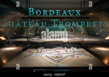 Paris, Frankreich - 8. November 24: Glasvitrine mit einem maßstabsgetreuen Modell der Festung Château Trompette von Bordeaux im Musée de l'Armée, Paris. Stockfoto