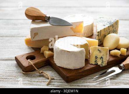 Verschiedene Käsesorten auf weißem Holzhintergrund Stockfoto