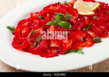 Lachs Gravlax mit Roter Bete, skandinavischer Snack, Rüben Gravlax, leicht gesalzener Fisch, hausgemacht, keine Personen, Stockfoto