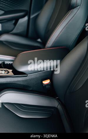 Vordersitze und Armlehne dazwischen. Hochwertige Fotos Stockfoto