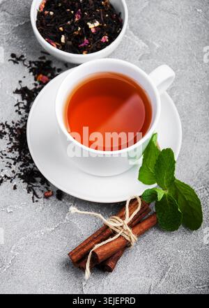Tasse Tee mit Minze und Zimt Stockfoto