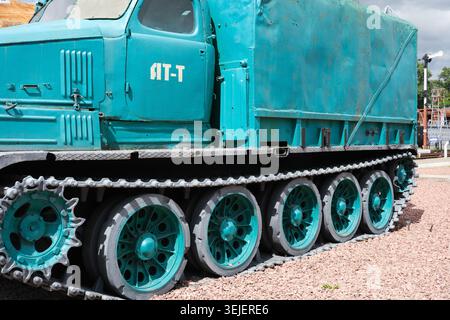 Ein Vintage-Militärfahrzeug zeigt seine auffälligen Farben, parkt auf einem sonnigen Platz. Kiew, Ukraine, 29. Mai 2026 Stockfoto