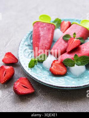 Hausgemachtes Erdbeer Eis Stockfoto