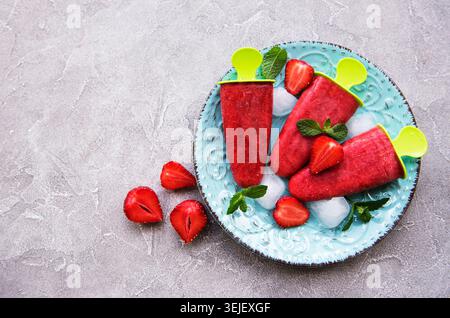 Hausgemachtes Erdbeer Eis Stockfoto