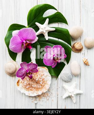 Natürliche Spa-Zutaten mit Orchideenblüten Stockfoto