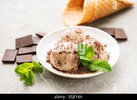 Schokoladeneis auf Steingrund Stockfoto