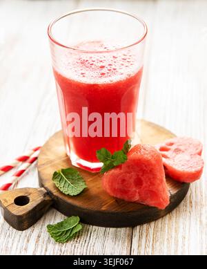 Wassermelonen-Smoothie und frische Wassermelonen Stockfoto