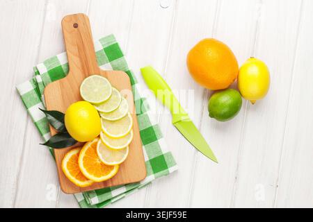 Zitrusfrüchte. Orangen, Limetten und Zitronen Stockfoto