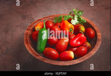 Set, Kirschtomaten, mit farbigen Paprika, in einer Holzschale, Draufsicht, keine Leute, Stockfoto