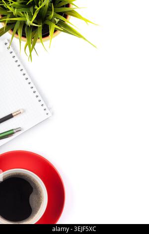 Schreibtisch mit Zubehör, Blumen- und Kaffeetasse Stockfoto